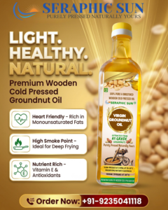 Seraphic Sun wooden cold pressed virgin groundnut oil ki bottle, jiske pas table par freshly bane samose, chakli aur namkeen rakhe hain.